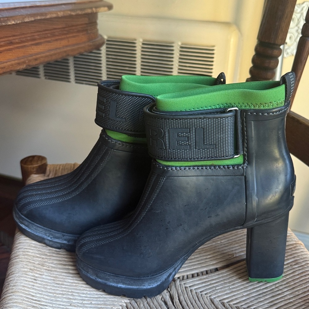 Sorel Black and Green Heeled Rain Boots 7.5